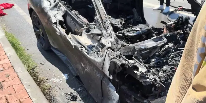 20 Milyonluk Lüks Otomobil Alevlere Teslim! Eyüpsultan'da Şok Yangın