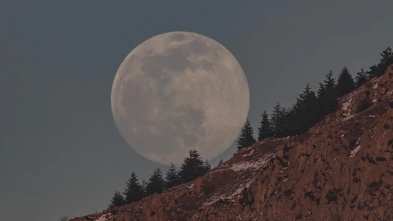50 yıllık Ay kayasında tarihi sır: Ay'dan bile eski kalıntı bulundu
