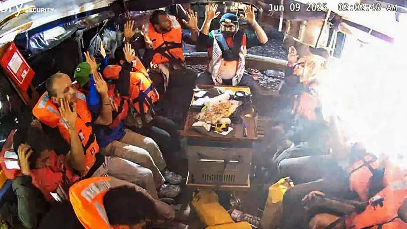 Alıkonulan "Madleen" aktivistleri, İsrail'den hemen ayrılmazlarsa gözaltı merkezine götürülecek