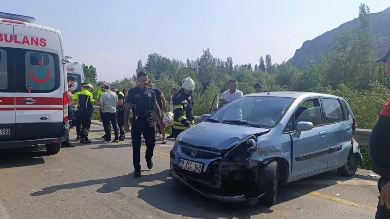 Amasya'da Feci Kaza! Otomobil Bariyerlere Çarptı: 4 Yaralı