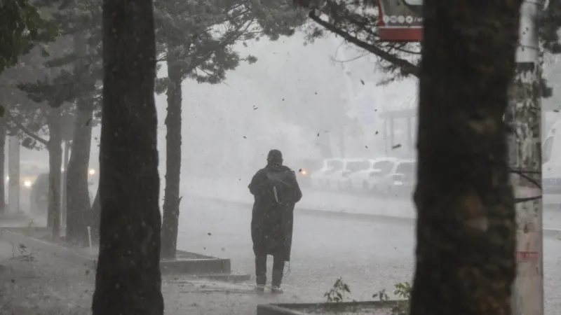 Ankara'da Şiddetli Yağış ve Fırtına: Hayat Durma Noktasına Geldi!