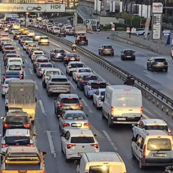 İstanbul'da Trafik Kabusu Geri Döndü! Ara Tatil Bitti, Yoğunluk Başladı