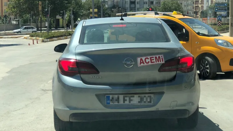 Aracının Arkasına 'Acemi' Yazısı Astı