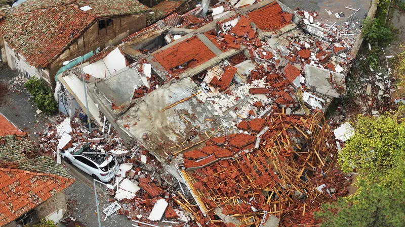 Balıkesir'de 6.1'lik deprem... Yıkılan binalar havadan görüntülendi