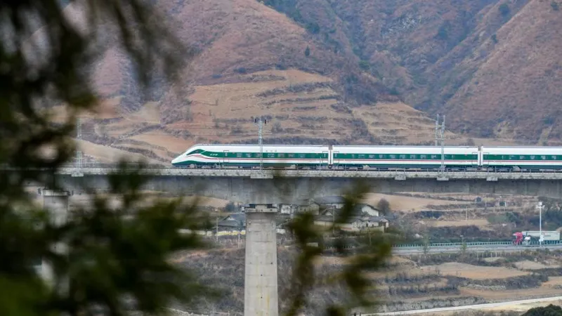 Çin'de bir tren, raylarda çalışan işçilere çarptı: 11 can kaybı