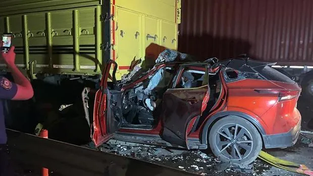 Cip Kamyona Ok Gibi Saplandı! Sakarya'da Feci Kaza