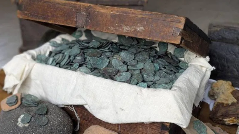 Darphane işaretleri bile belli; 1715'te batan filodan 1 milyon dolarlık sikkeler çıkarıldı: Para keşfi yapan dalgıçlara verilecek!
