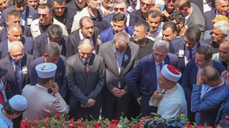DEM Parti Eş Genel Başkanı Tuncer Bakırhan, Ferdi Zeyrek'in cenaze törenine katıldı