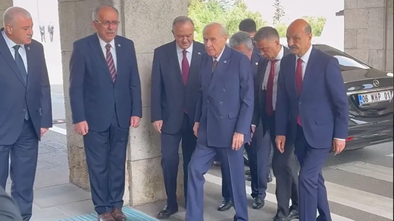 DEM Parti görüşmesi öncesi Bahçeli Meclis'te