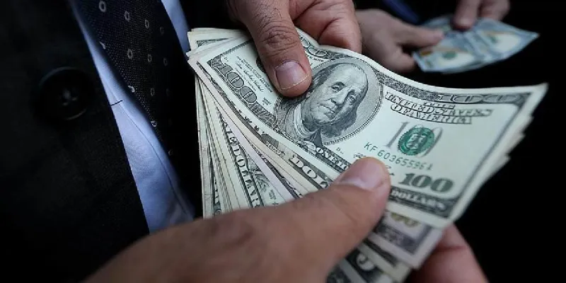 Dolar 43 TL'ye doğru harekete geçti