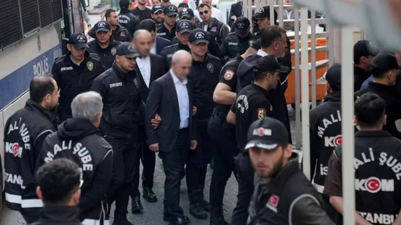 Ertuğrul Özkök: O hazin fotoğrafa bakarken gelen anket; yargıya güven Diyanet’in bile altına düştü