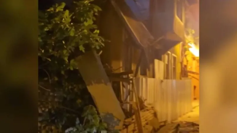Fatih'te Korkunç Çöküş! Metruk Bina Enkazında Arama Çalışmaları
