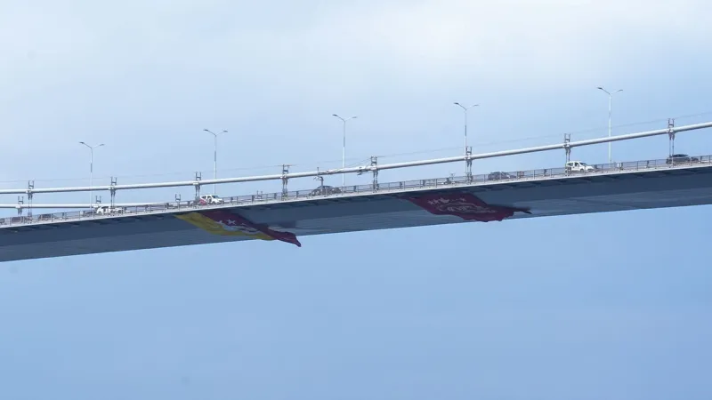 Gelenek değişmedi: Galatasaray bayrağı köprüde