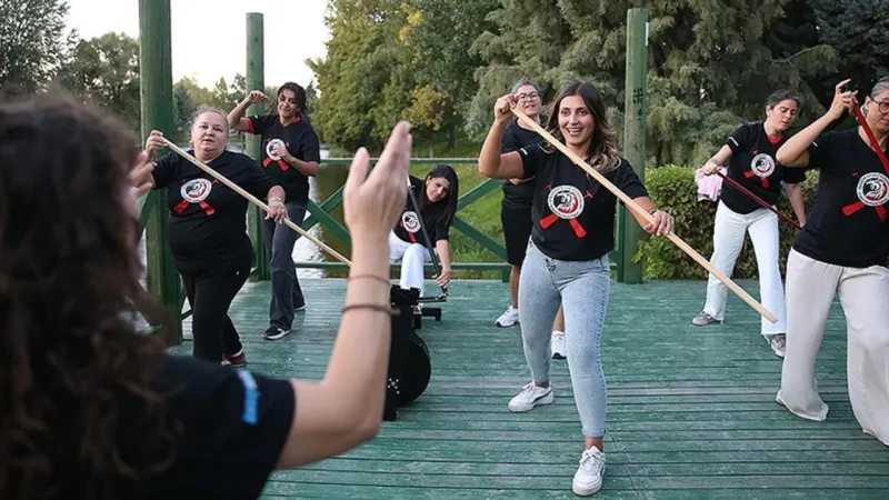 İşitme engelli kadınlardan oluşan "Sessiz Ejderhalar", engelleri aşmak için kürek çekiyor