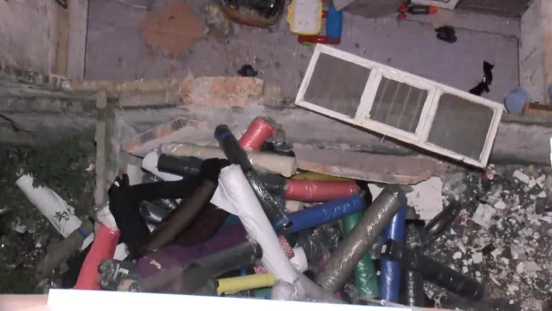 İstanbul'da bir apartmanın bodrum katının duvarı kısmen yıkıldı