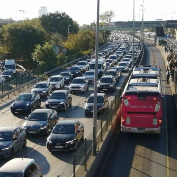 İstanbul'da Trafik Alarmı! Pazartesi Sendromu Yüzde 72 Yoğunluk