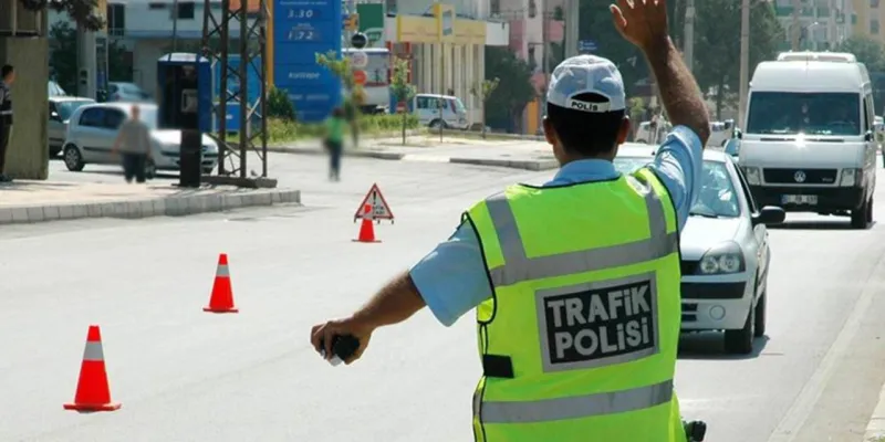İstanbul'da Trafik Alarmı! Hangi Yollar Kapalı? Şampiyonluk Kutlaması Çilesi!