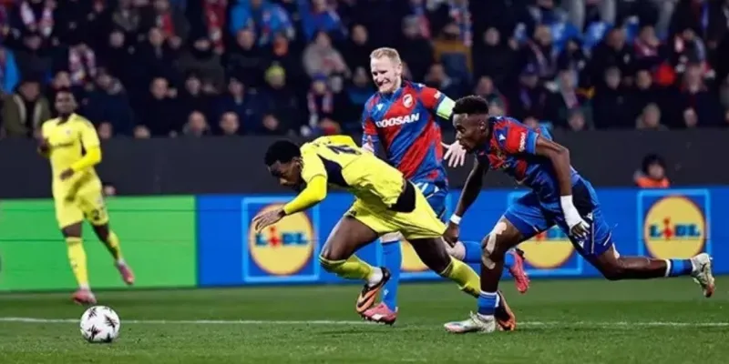 İşte o penaltı pozisyonu: Şortu neredeyse çıkarıldı