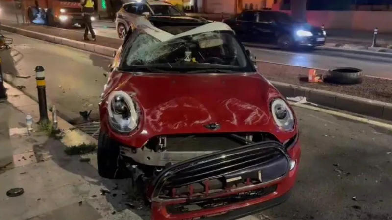 Kadıköy'de Feci Kaza! Otomobil Ağaca Çarptı, Ortalık Savaş Alanına Döndü