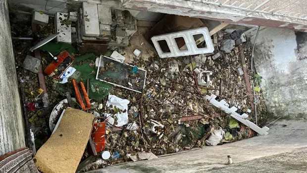 Çöp Ev Kabusu! İzmir'de Koku Apartmanı İsyan Ettirdi
