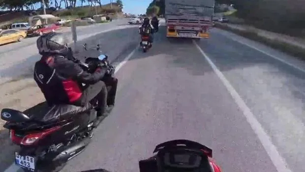 Korna çalınmasına sinirlenip tırı üzerlerine sürdü! Defalarca ölüme burun buruna geldiler