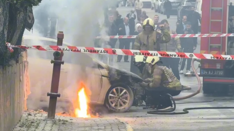 Küçükçekmece'de Korkunç Yangın! Otomobil Alevlere Teslim Oldu