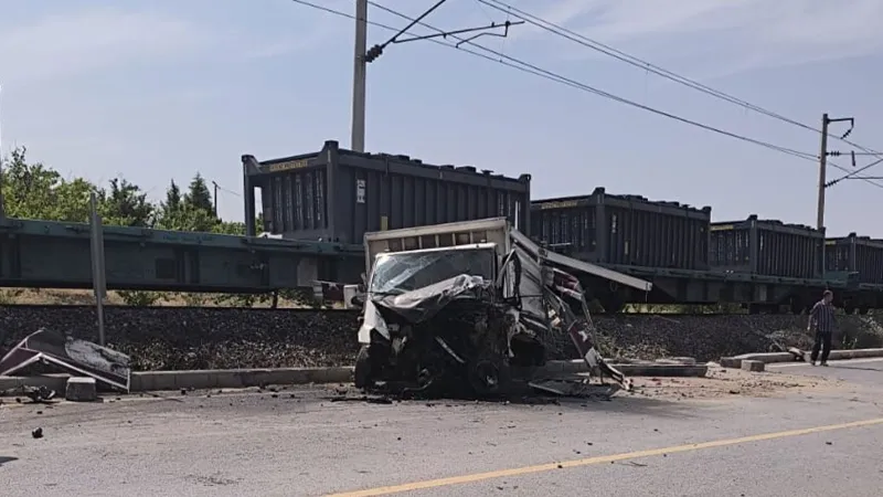 Malatya'da Tren Kamyonete Çarptı! Mucize Kurtuluş
