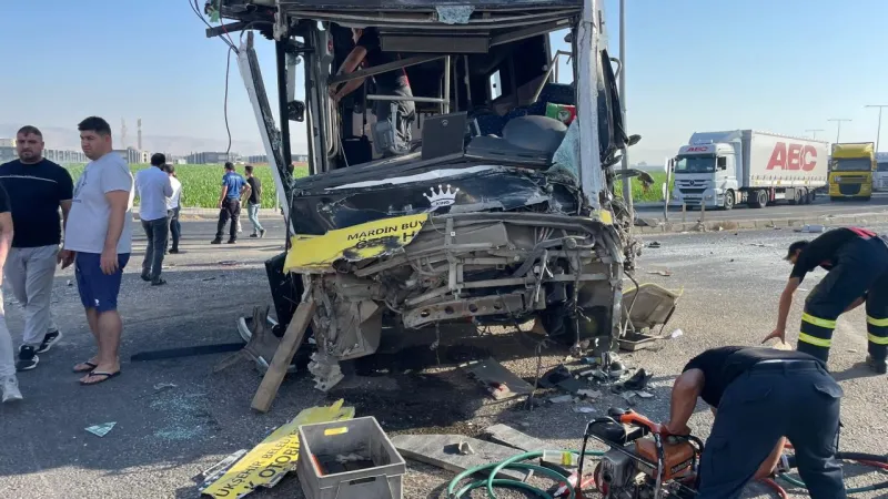 Mardin'de halk otobüsü ile tır çarpıştı: 1 ölü, 9 yaralı