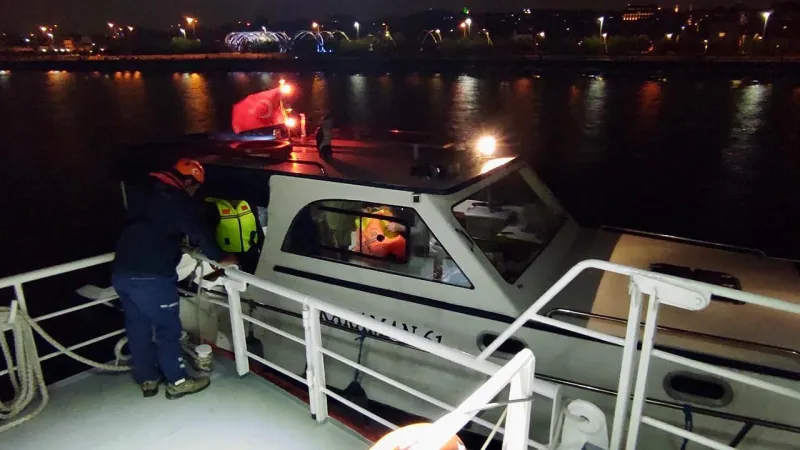 Marmara'da Tehlikeli Anlar! Teknedeki 4 Kişi Böyle Kurtarıldı