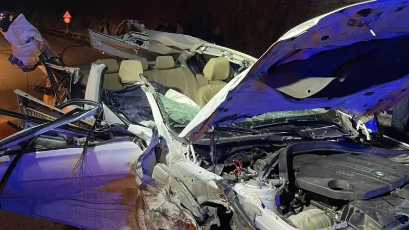 Mersin'de Feci Kaza! Tıra Çarpan Otomobilde Can Pazarı