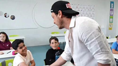 Mesut Özil Başakşehir'de öğrencilerle buluştu