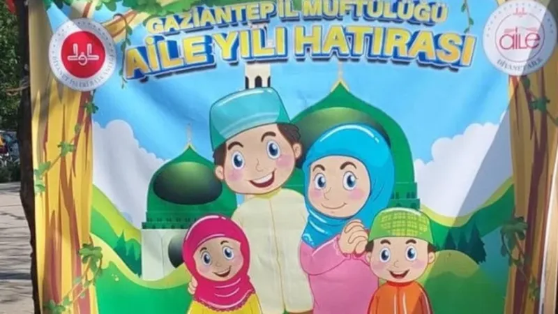 Gaziantep'te 'Aile Yılı' Afişi Skandalı! Başörtü ve Takke Zorbalığı Mı?