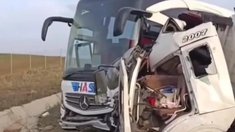 Ankara'da Otobüs Faciası! Kamyon Çarptı: Ölü ve Yaralılar