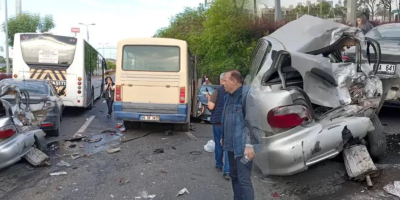 Ankara'da Faciadan Dönüldü! Minibüs Kazası: 14 Yaralı