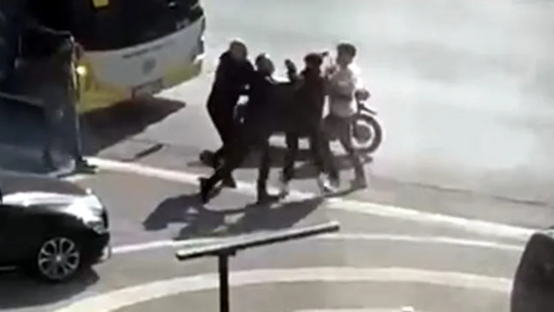 Avcılar'da Otobüs Şoförü ve Motorcu Kavgası! Yol Vermeme Krizi mi?