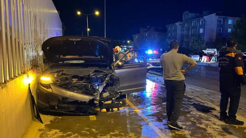 Başakşehir'de Feci Kaza: İki Araç Kafa Kafaya! Yaralılar Var!