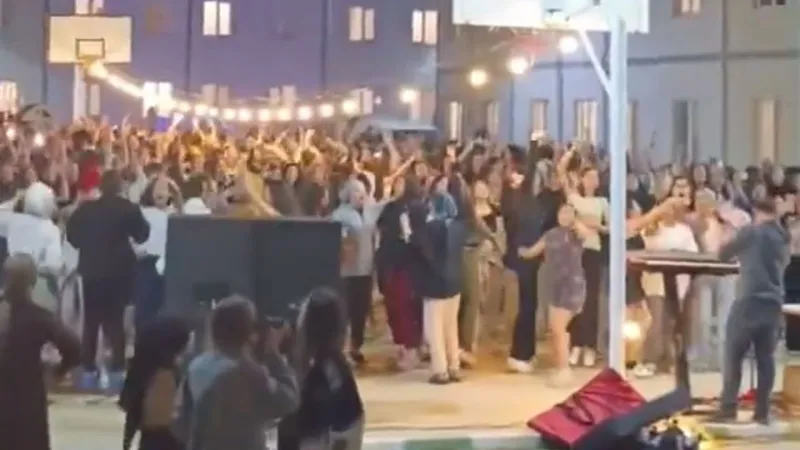 KYK Yurdunda İzmir Marşı Coşkusu! O Anlar Kamerada!