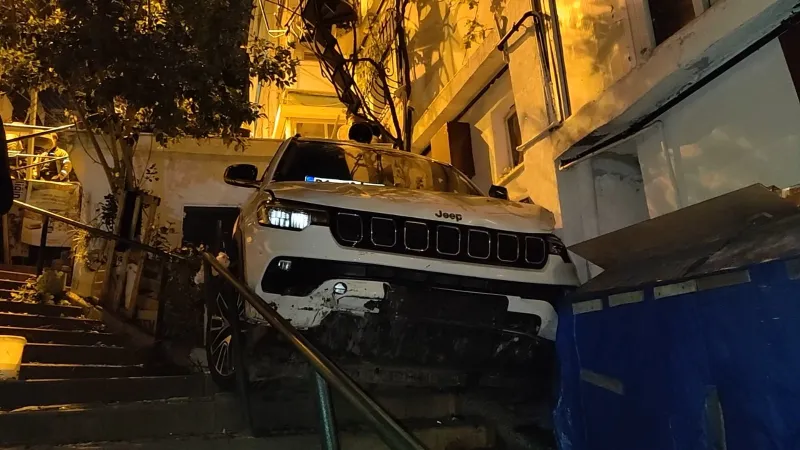 İstanbul'da Şok Kaza! Cip Bina Boşluğuna Uçtu! Kurtulanlar Şaşkın