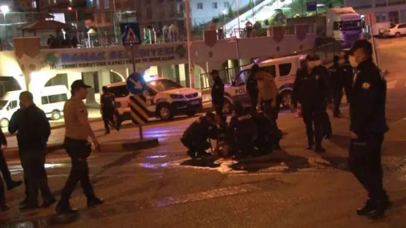 Mamak'ta Kavga! Araçtan İnenler Dükkanı Bastı!