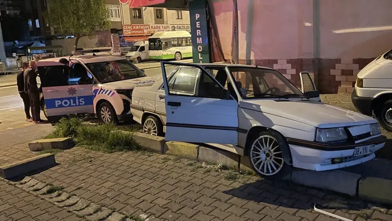 Alkollü Sürücü Polisten Kaçarken Evinin Otoparkında Kaza Yaptı!
