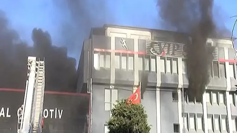 Bağcılar'da Korkunç Yangın! Fabrika Alevlere Teslim, İşte İlk Görüntüler