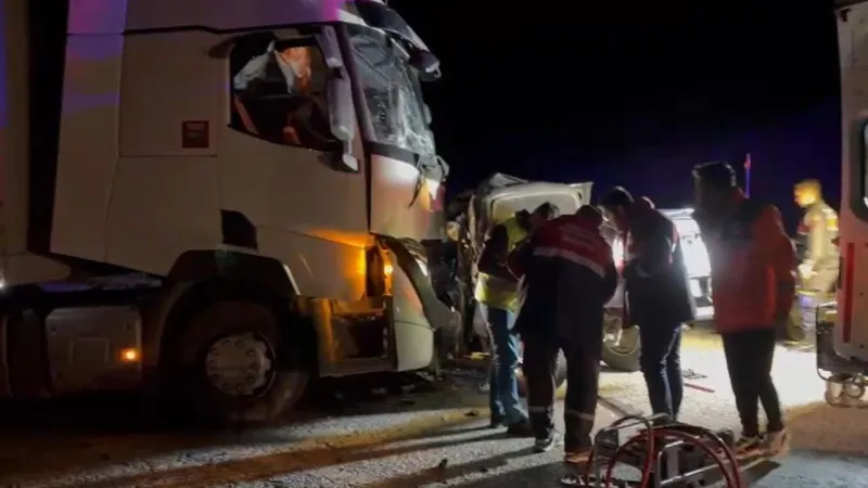 Sivas'ta Feci Kaza: Tır ile Pikap Çarpıştı! 1 Ölü