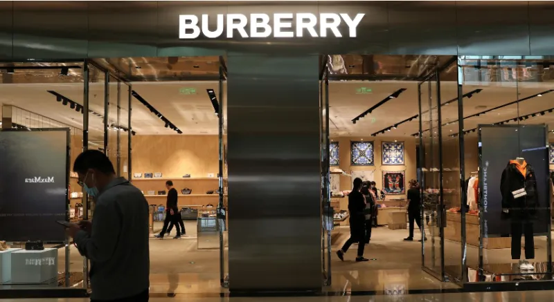 Burberry'den Şok Karar! 1700 Çalışan İşten Çıkarılıyor!