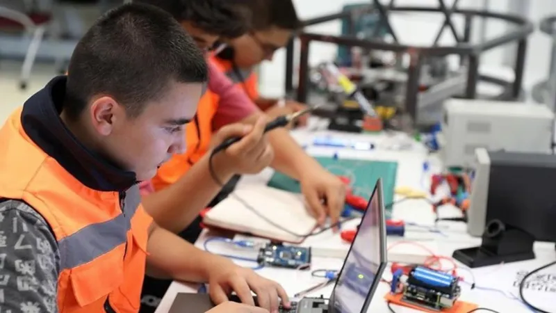 Meslek Liseleri ve Üniversiteler İş Birliği: İş Gücü İçin Devrim!