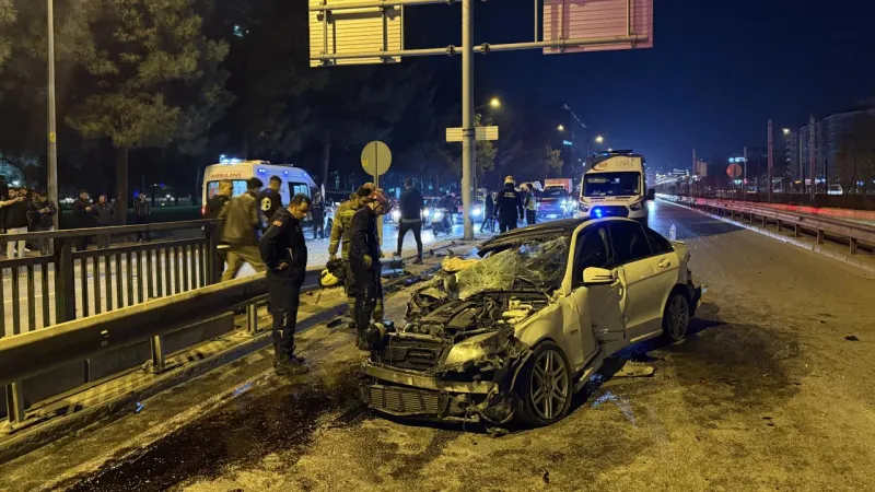 Önce direğe sonra minibüse çarptı: 6 yaralı
