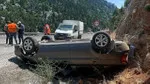 Otomobil kayalıklara çarpıp takla attı: 2 yaralı