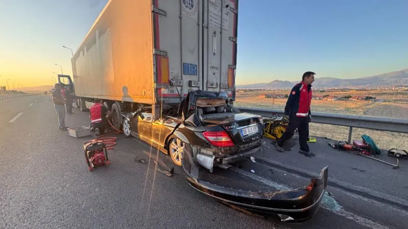 Kayseri'de Feci Kaza: Otomobil Tıra Çarptı! Sürücü Öldü