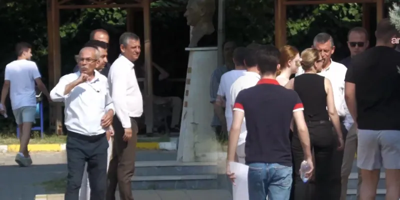 Özgür Özel'den Duygu Dolu Anlar: Nehir'i Sınavda Yalnız Bırakmadı!