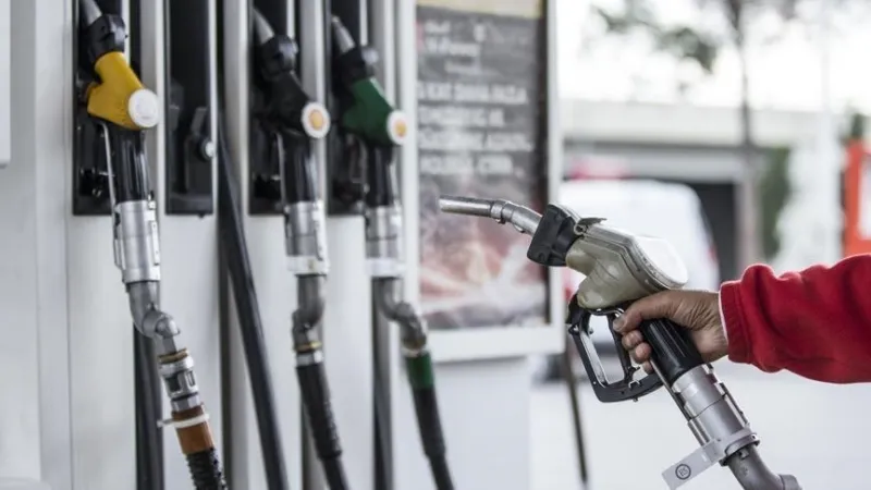 Petrol fiyatı 65 dolara yükseldi: Benzin ve motorine zam geldi!