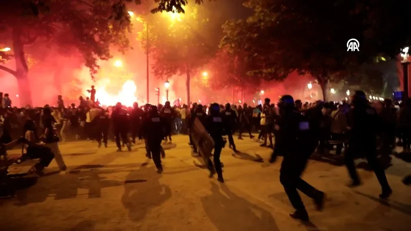 PSG Şampiyonluğu Paris'i Karıştırdı! Polise Meşaleli Saldırı